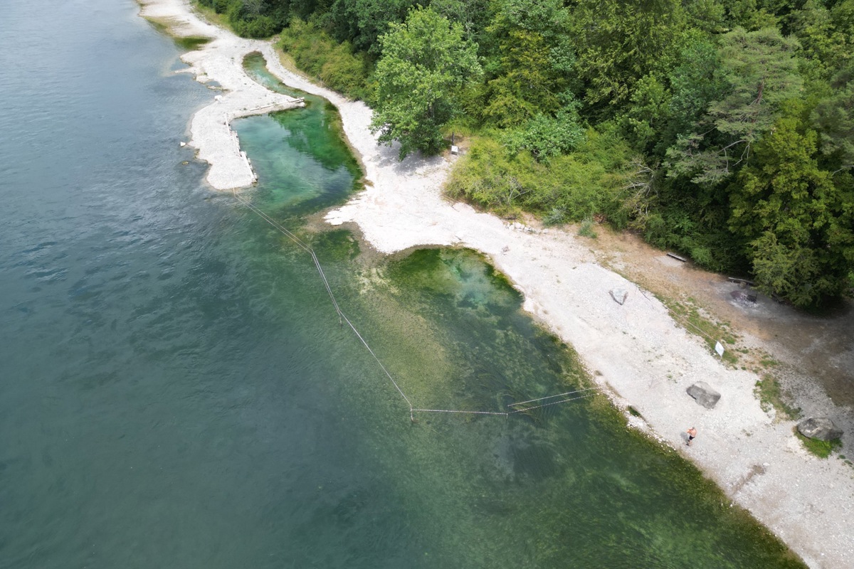Ein Blick auf die Chuetränki. Was wie ein Sandstrand erscheint, ist normalerweise unter Wasser. Im Bild ganz rechts in der Mitte die Grillstelle. Sie ist zurzeit ebenso abgesperrt wie der ganze Bereich um die Kaltwasserzone (oben links).
