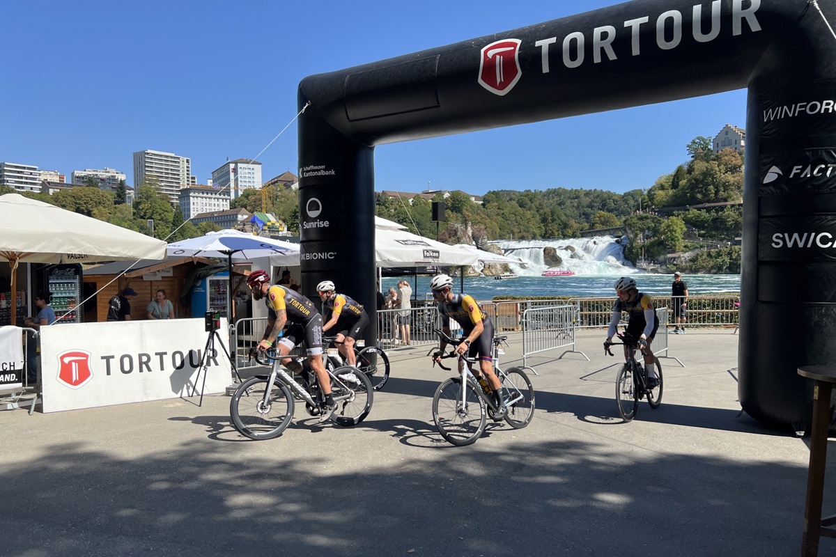 Auch der Henggarter Marc-André Haberthür (2. von rechts) nahm am Donnerstagnachmittag den Prolog am Rheinfall in Angriff. Er nimmt in der Kategorie «Tortour 1000 Solo begleitet» teil.