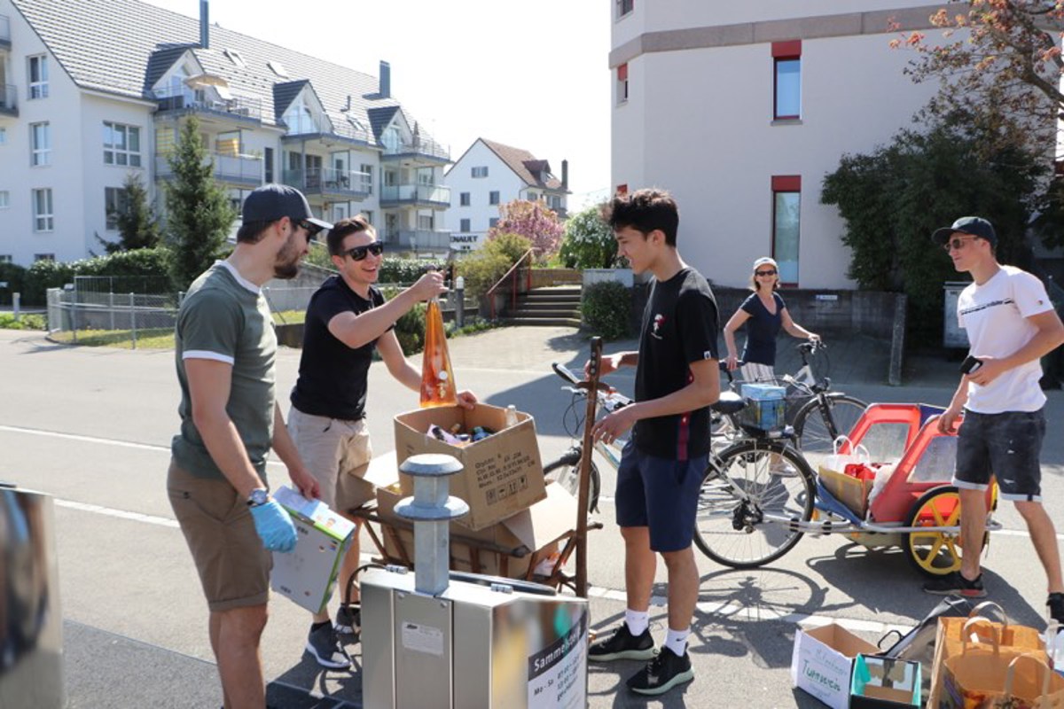 Mit Leiterwagen und Veloanhängern bringen die Helfer des Turnvereins ...