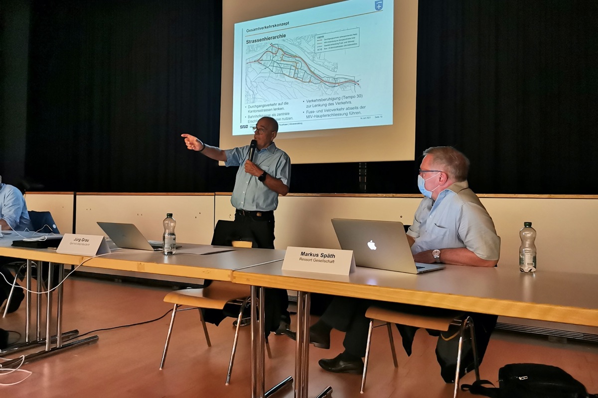 Der Gemeinderat stellte sich an der Informationsveranstaltung den Fragen der Feuerthalerinnen und Feuerthaler. Der Gemeinderat stellte sich an der Informationsveranstaltung den Fragen der Feuerthalerinnen und Feuerthaler.