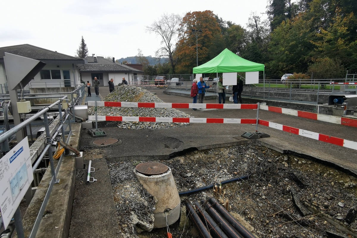 Aufgrund von Senkungen des Bodens ist zwischen den Becken ein Krater entstanden. Der Boden muss