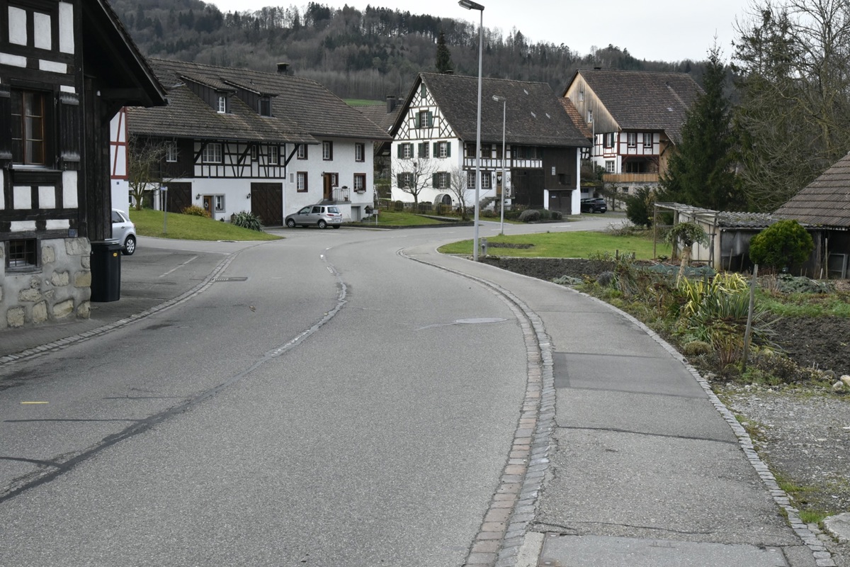 In diesem Jahr wird die Dorfstrasse in Berg am Irchel saniert. Im Falle einer Umleitung befürchtet der Gemeinderat baldige neue Schäden.