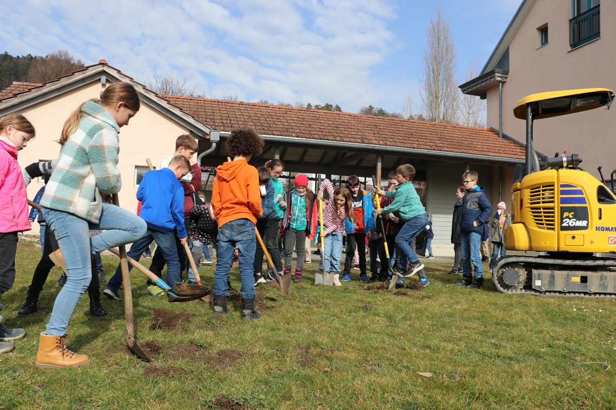 Die Kinder der Primarschule Oberstammheim zeigten beim Spatenstich am Freitag vollen Einsatz. Die Bauarbeiten für den Erweiterungsbau haben damit begonnen.