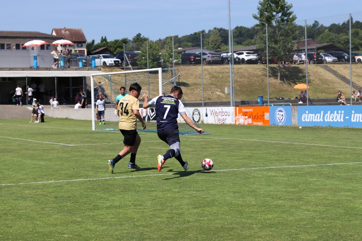 Der FC Ellikon/Marthalen (hier in dunklen Trikots) führte sechs Minuten vor Schluss noch mit 2:0.