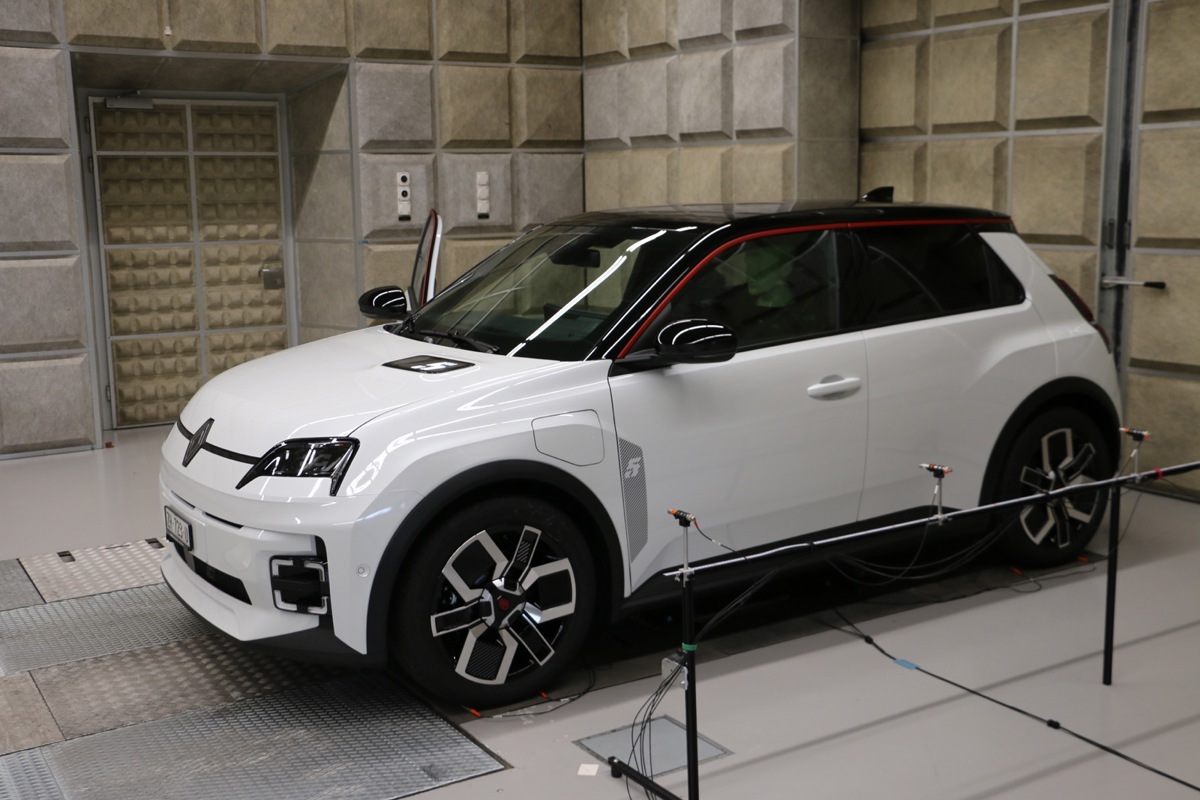 Ein E-Auto im Testraum von Autoneum. Die Wände absorbieren alle Geräusche für möglichst wenig Störgeräusche. Den Fahrzeuglärm nehmen die Mikrofone auf.