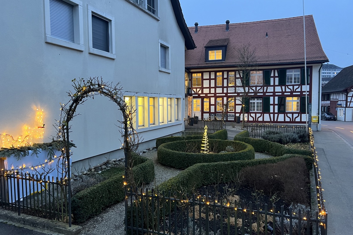 Der Zugang Zum Rosengarten Erfolgt Entlang Der Mauer, Weshalb Der Rosengarten Verschoben Würde2