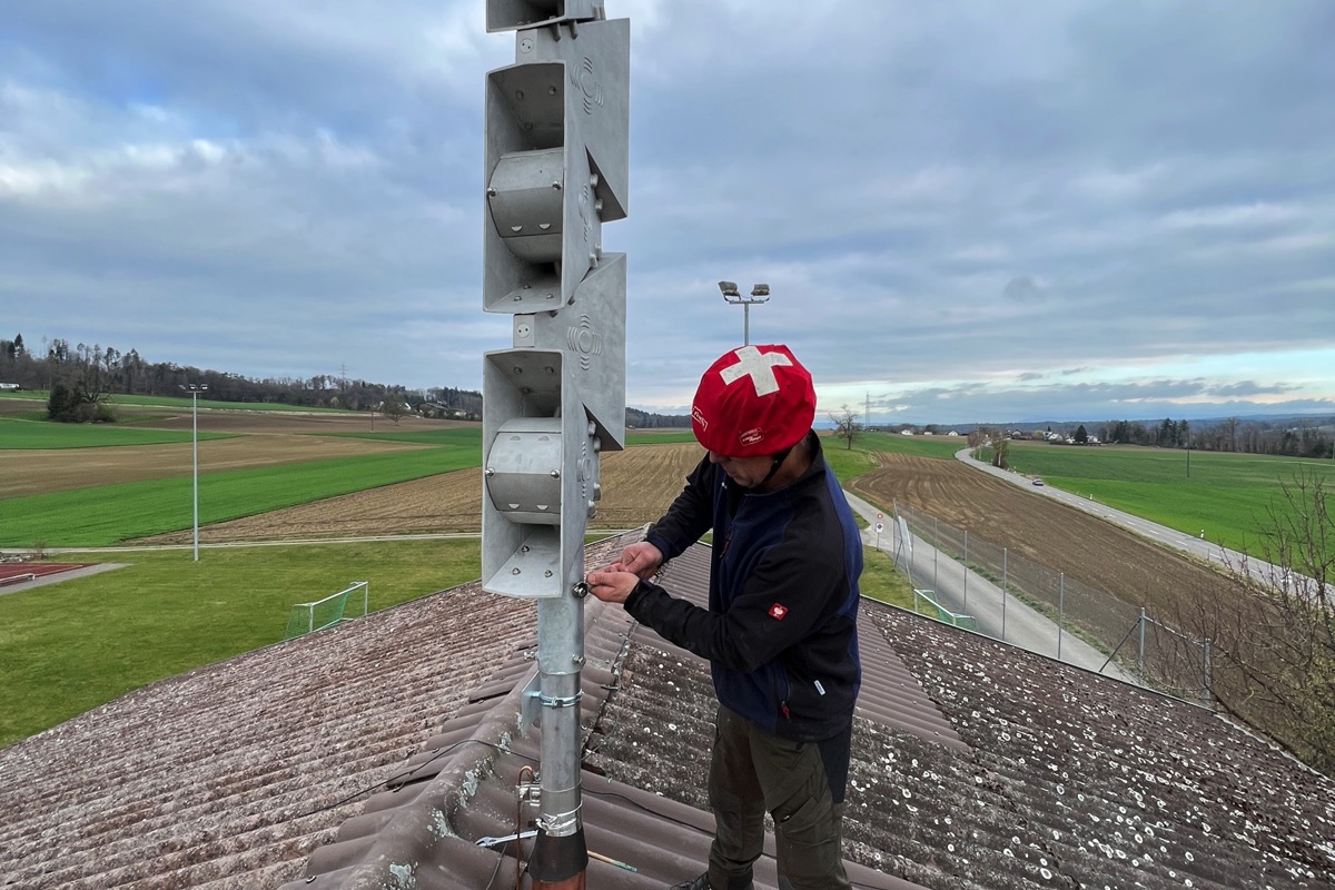 Für die Sirene musste das Eternitdach auf der Mehrzweckhalle verstärkt werden. Im Hintergrund Gütighausen. Für die Sirene musste das Eternitdach auf der Mehrzweckhalle verstärkt werden. Im Hintergrund Gütighausen.