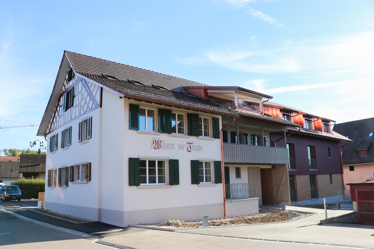 Aus «Landgasthof zur Traube» wurde «Wohnen zur Traube». Der weisse Teil des Gebäudes ist unter Schutz gestellt. Dazu gehört unter anderem auch das Wirtshausschild (links am Gebäude), das an die Zeit als Gasthof erinnert.
