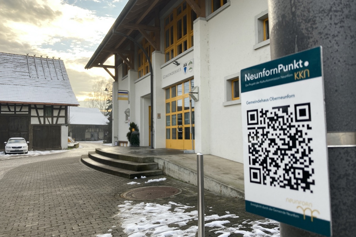 Das Schild beim Gemeindehaus ist leicht zu finden.