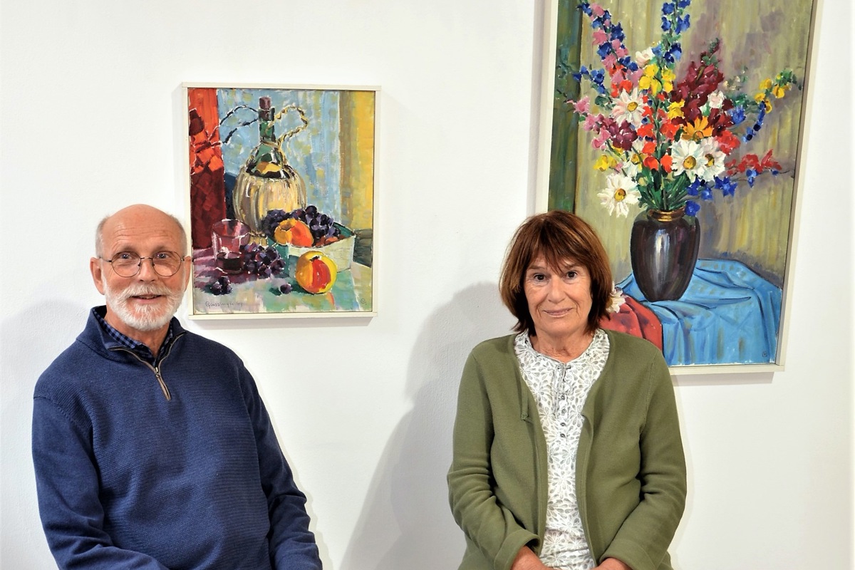 Herbert und Margot Heinzle (mit Bildern von Walter Geissberger) verabschieden sich nach 18 Jahren von der Galerie im Gemeindehaus von Kleinandelfingen.