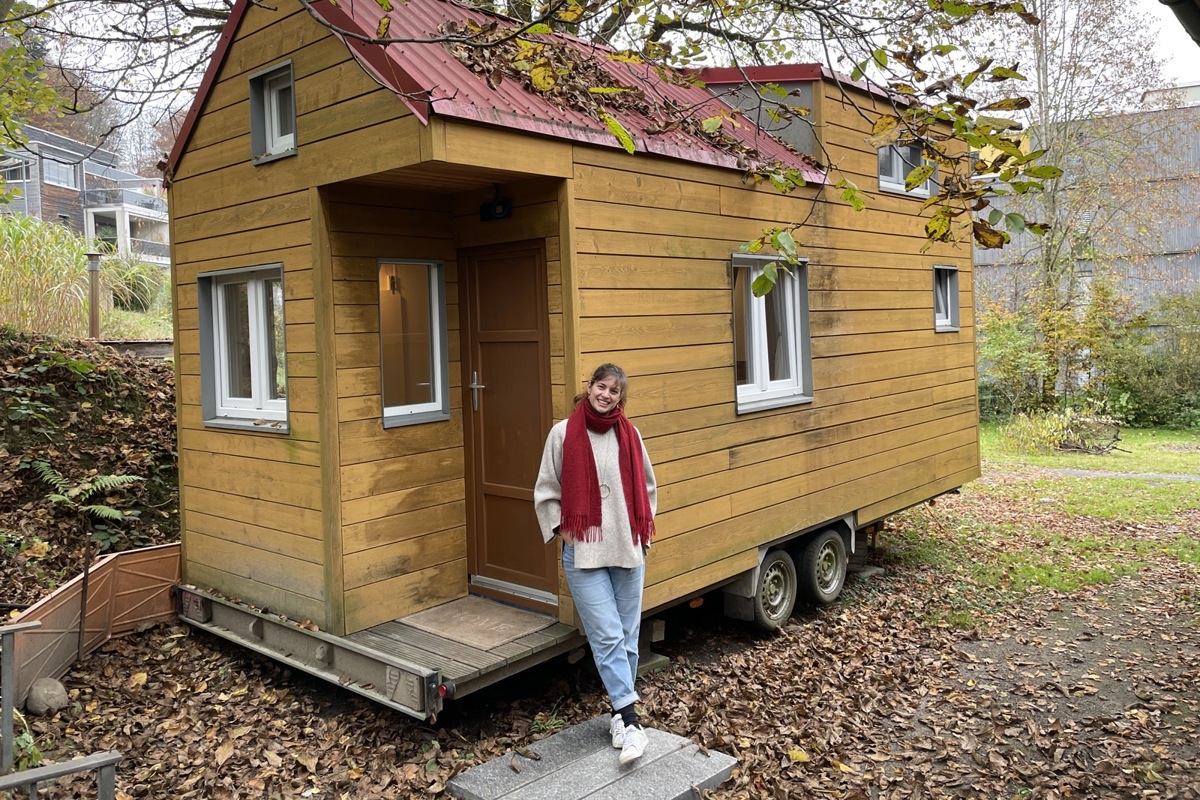 Fiona Bayer baute sich ein kleines Haus auf Rädern.