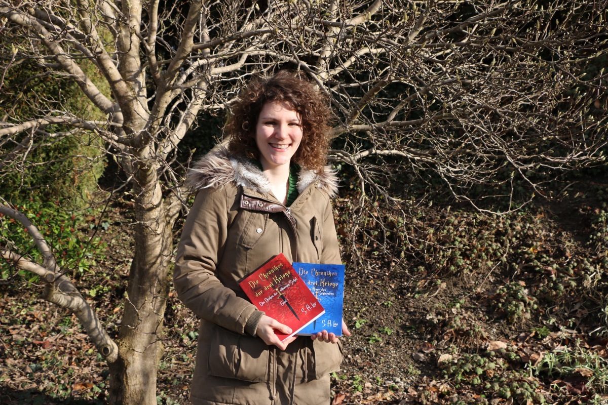 Sabrina Witzig mit den beiden Teilen der «Chroniken der drei Kriege» Sabrina Witzig mit den beiden Teilen der «Chroniken der drei Kriege»