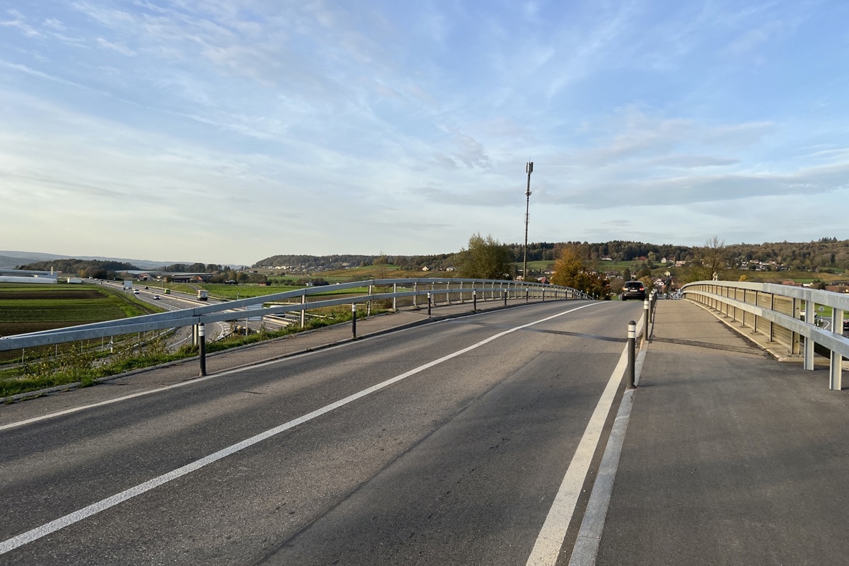 Die Poller auf der A4-Überführung sind eine Sofortmassnahme des Bundesamts für Strassen