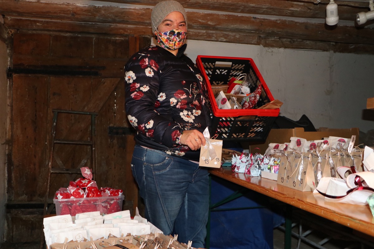 Fabienne Tribelhorn stellte aus den 600 Adventspäckli 25 «Kalender» zusammen. Hierzu sortierte sie zunächst die Präsente der Nummer nach im Hinterraum ihres Hettlinger Geschenkladens «8siebene20».