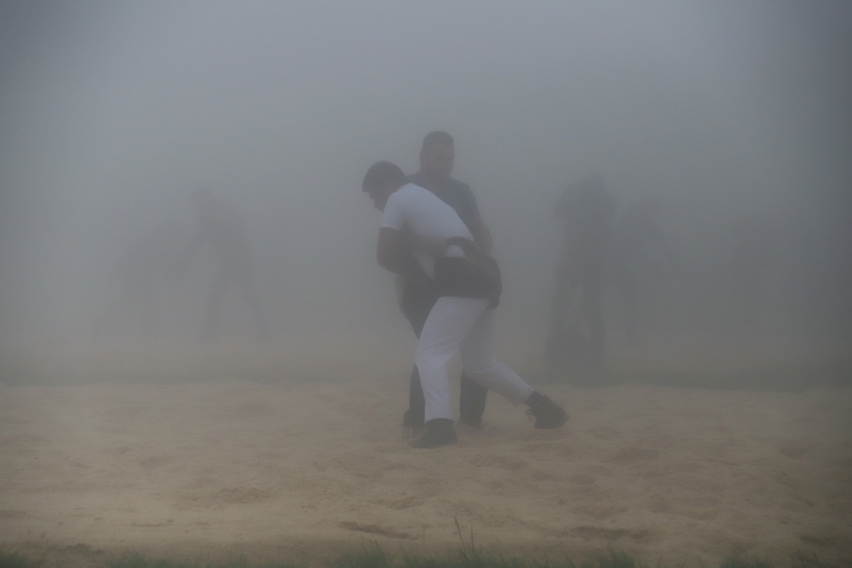 Fast schon gespenstisch: Dichter Nebel beeinträchtigte die Sicht auf dem Weissenstein. Publikum war vor Ort aber ohnehin keines zugelassen. Im Bild in Weiss knapp zu erkennen ist der Marthaler Jeremy Vollenweider.