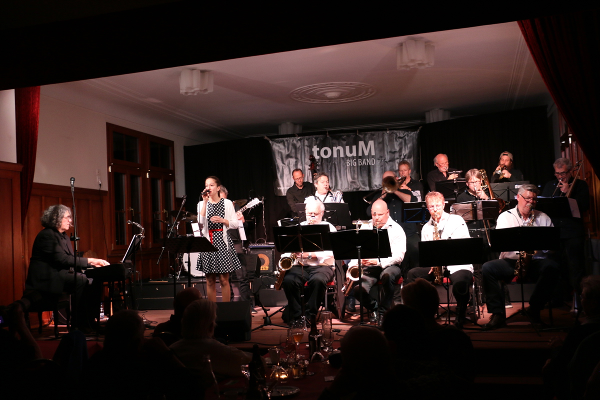 Angeleitet von Urs Pfister (links am Piano) boten die 16 Musiker von «tonuM» und die Sängerin Cindy Manser einen schwungvollen Abend.