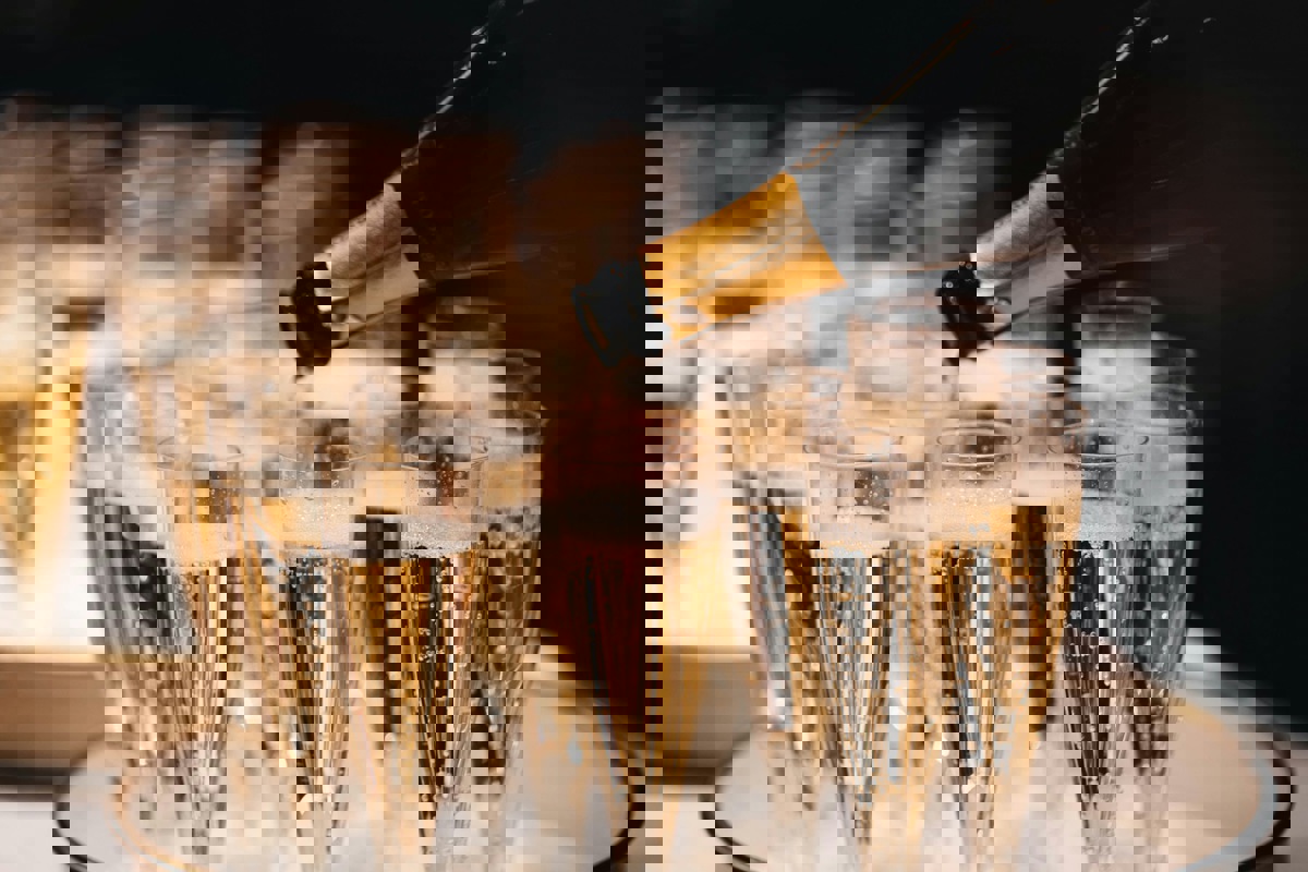 Gut 22 Millionen Liter Schaumwein tranken Schweizerinnen und Schweizer 2024.