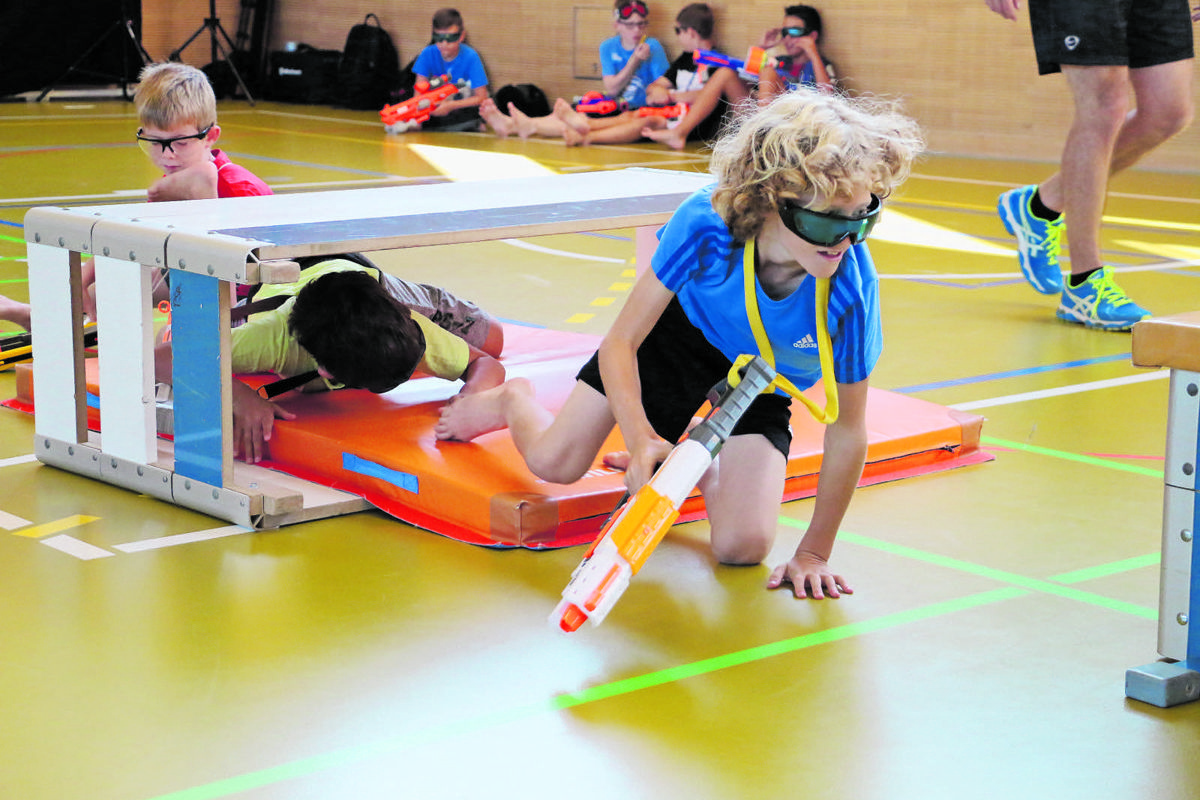 In Dreiergruppen absolvierten die Jungs einen Parcours und schossen mit ihren Nerf-Guns auf Diebe.