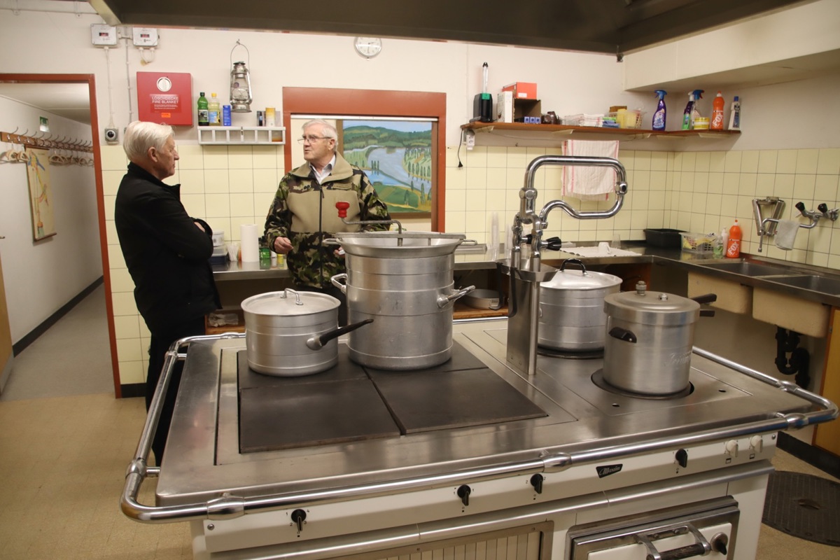 Der langjährige Festungswächter Karl Brandenberger in der grosszügigen Küche der «Villa Arbenz».