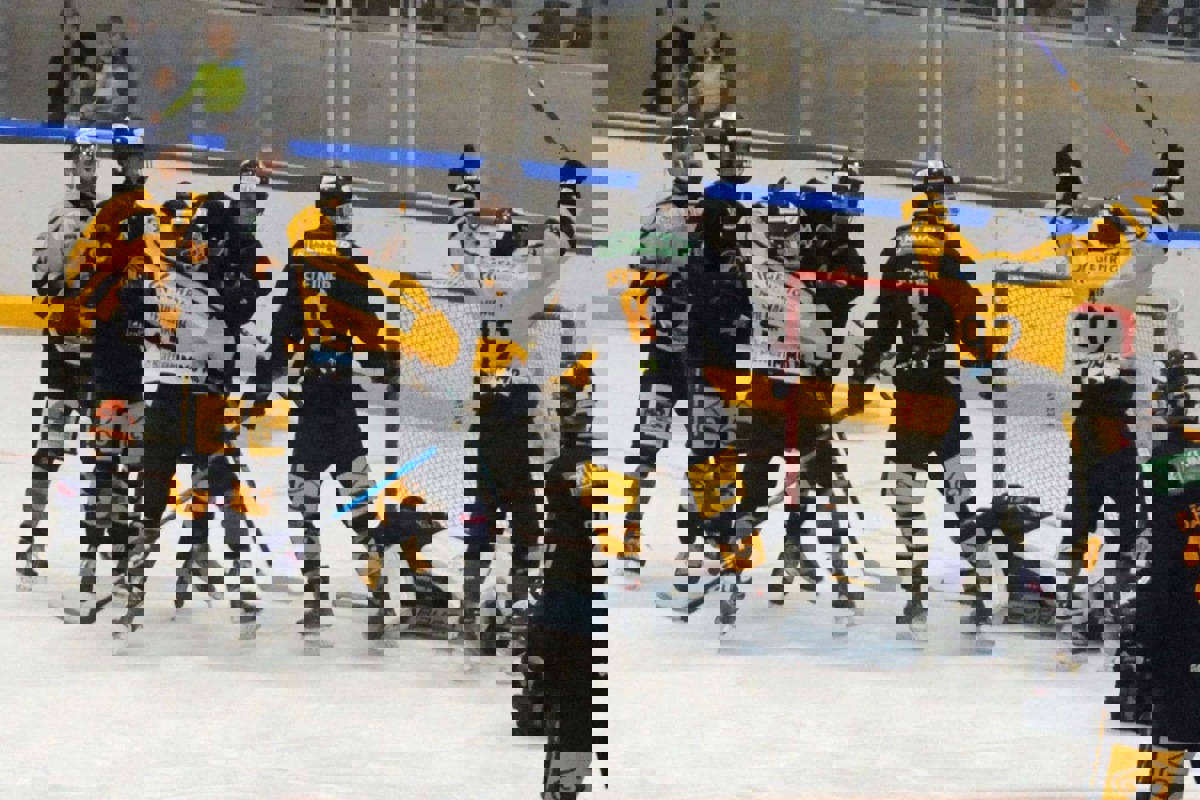 Cédric Fehlmann (Mitte, Nr. 17) erzielt mit seinem zweiten Treffer des Abends das 4:6 aus Neunforner Sicht. Es war das letzte Tor des Spiels. Cédric Fehlmann (Mitte, Nr. 17) erzielt mit seinem zweiten Treffer des Abends das 4:6 aus Neunforner Sicht. Es war das letzte Tor des Spiels.