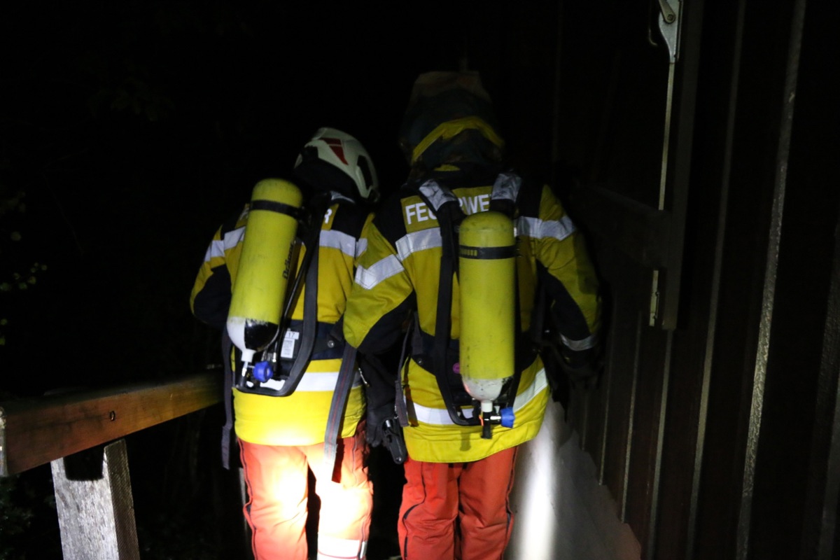 Blind (weil ihm ein Sack über den Kopf gestülpt wurde) lässt sich "Wanni" von seinem Nachfolger Roland Berger durch den Wald führen.