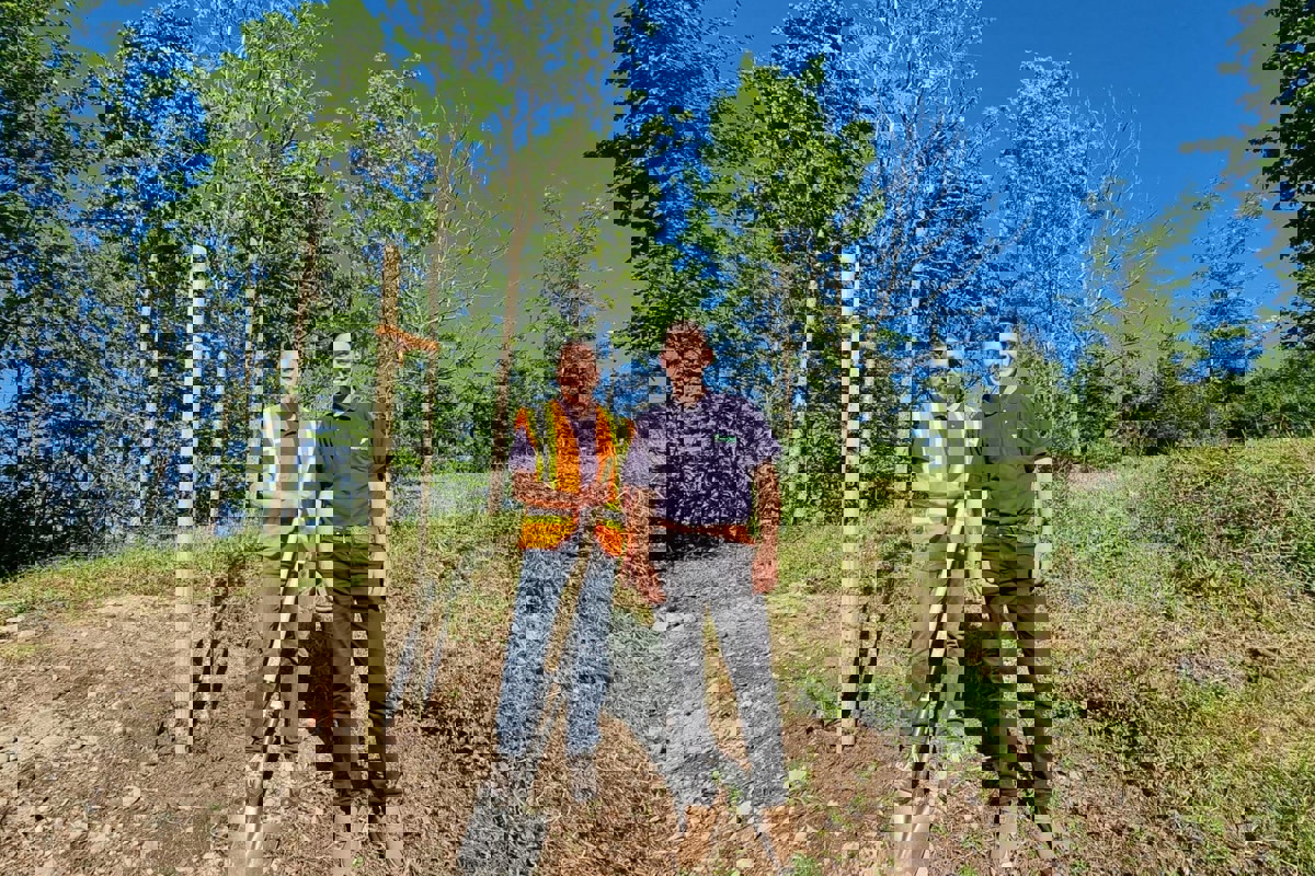 Paul Koch (links) gibt nach 36 Jahren Försterei beim Thur-Forst seine Position an seinen Nachfolger Sergio Marcozzi (rechts) weiter. Paul Koch (links) gibt nach 36 Jahren Försterei beim Thur-Forst seine Position an seinen Nachfolger Sergio Marcozzi (rechts) weiter.