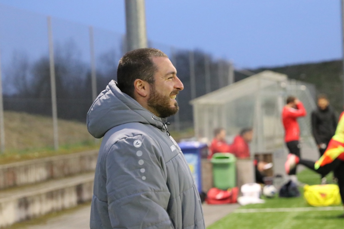 Da hat Ellikon/Marthalen-Trainer Dario Messina gut lachen: Sein Team ist nicht mehr auf einem Abstiegsplatz. Da hat Ellikon/Marthalen-Trainer Dario Messina gut lachen: Sein Team ist nicht mehr auf einem Abstiegsplatz.