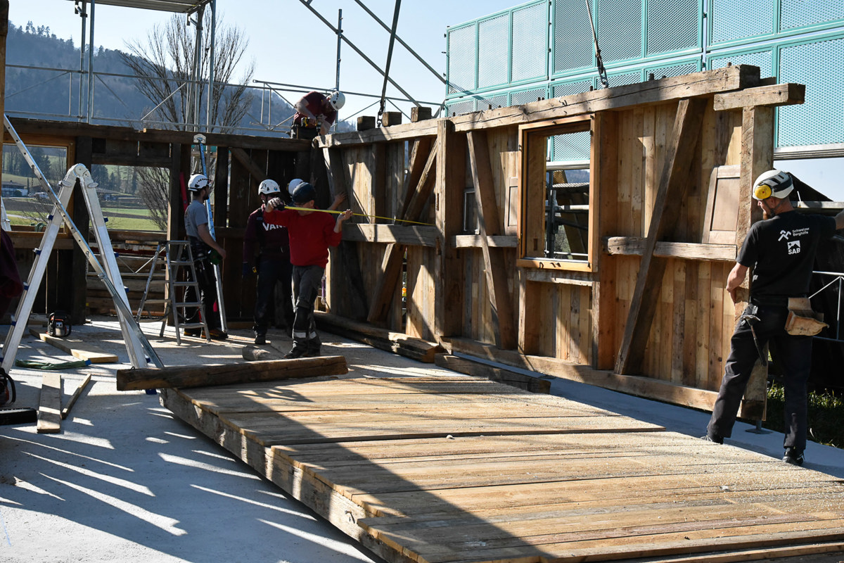 Die angepassten Elemente werden von den Zimmerleuten eingebaut. Der «Irchelblick» wird nur einen Sommer lang stehen – noch offen ist, ob er danach abgebrochen wird oder weiterzieht. Die angepassten Elemente werden von den Zimmerleuten eingebaut. Der «Irchelblick» wird nur einen Sommer lang stehen – noch offen ist, ob er danach abgebrochen wird oder weiterzieht.