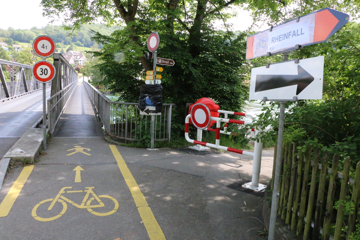 Der Weg dem Rhein entlang ist derzeit wegen einem Hangrutsch gesperrt- Nur Fussgänger dürfen den direkten Weg zum Rheinfall nehmen Der Weg dem Rhein entlang ist derzeit wegen einem Hangrutsch gesperrt- Nur Fussgänger dürfen den direkten Weg zum Rheinfall nehmen