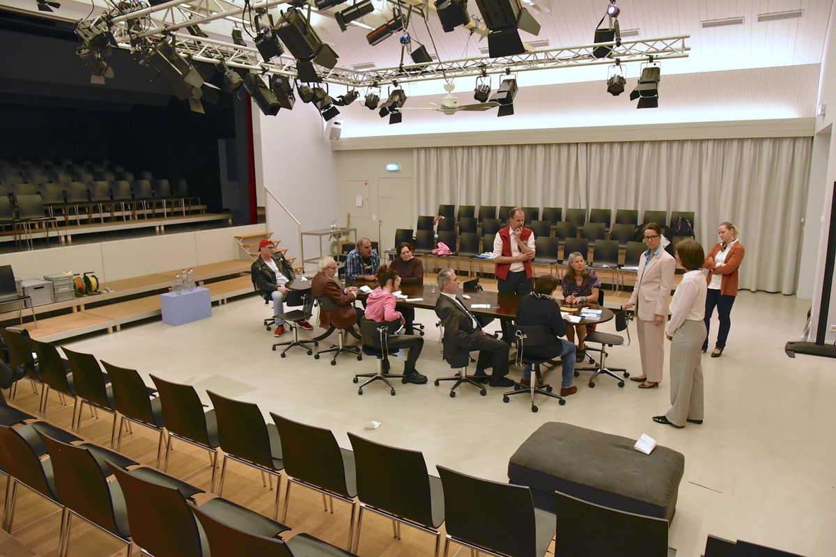 Ungewohntes Theaterbild im Löwensaal: Die Schauspielerinnen und Schauspieler spielen in der Mitte