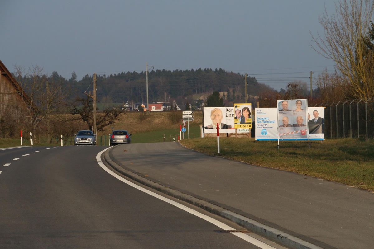 Wahlkampf 2015 – Ossingen toleriert Plakate auf dem Gemeindeland bei der Grube. Die meisten Standorte in der Region gehören jedoch Privaten.