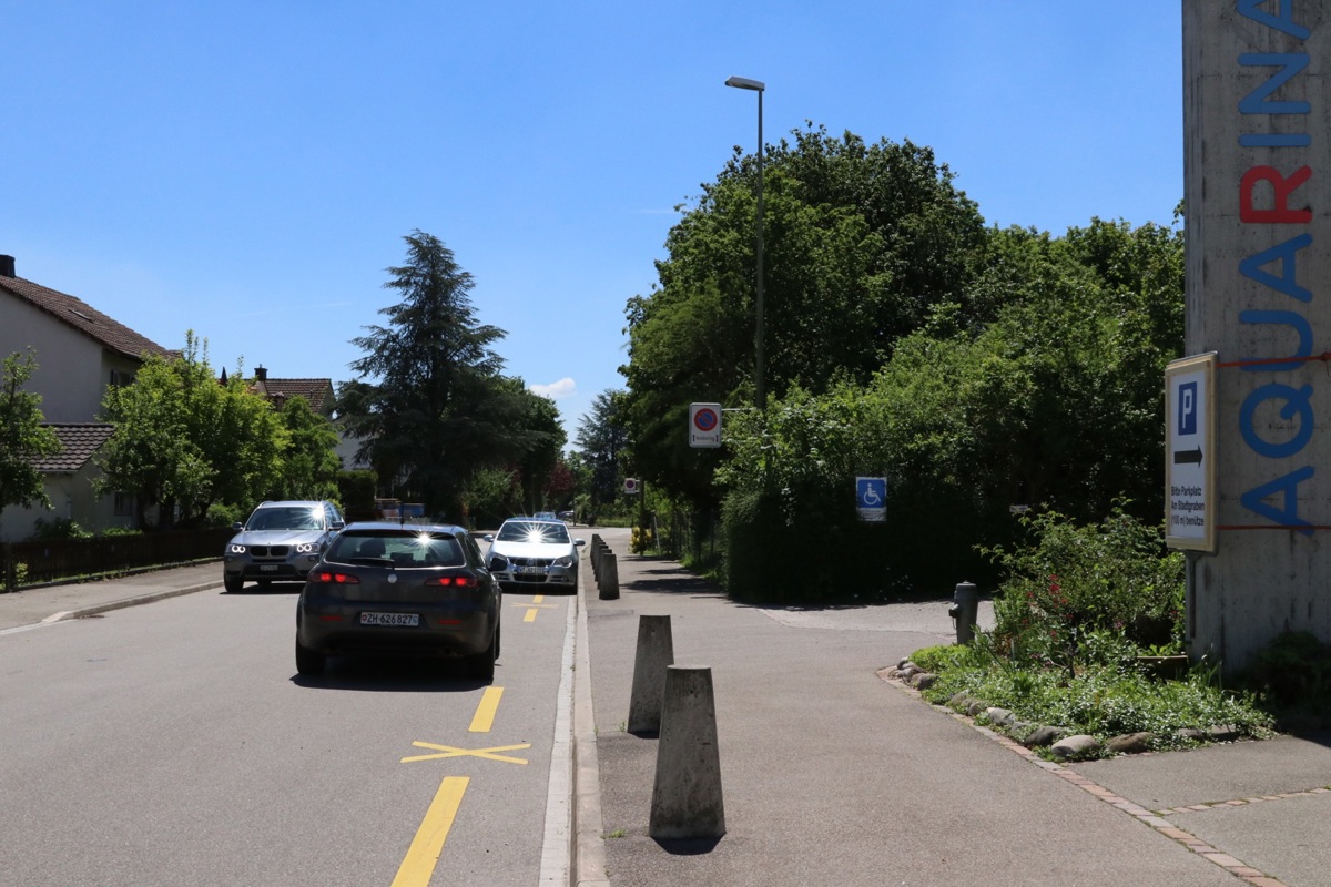 An der Ellikonerstrasse darf ab sofort nicht mehr parkiert werden – teilweise reihten sich dort Autos auf fast 200 Metern Länge. Tafeln weisen auf das Verbot hin und wo die offiziellen Plätze der Anlage sind.