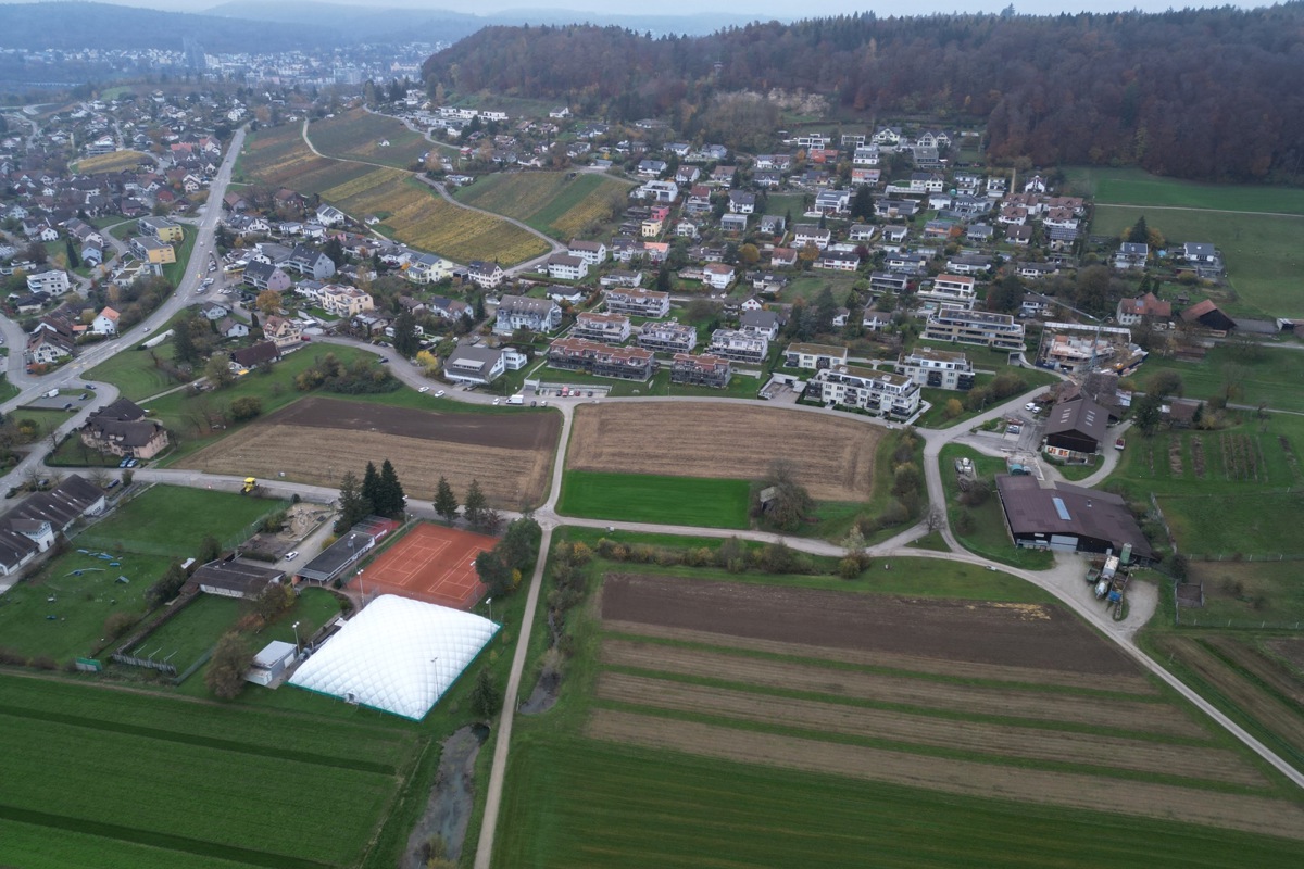 Zwischen Armbrustschützenhaus und Werkgebäude, wo sich heute unter anderem eine Hundeschule befindet (unten links neben den Tennisplätzen), soll eine Tennishalle entstehen. Die Hundeschule würde auf die Fläche unten rechts zügeln, wo ein grosser Spiel- und Begegnungsplatz geplant ist. Zwischen Armbrustschützenhaus und Werkgebäude, wo sich heute unter anderem eine Hundeschule befindet (unten links neben den Tennisplätzen), soll eine Tennishalle entstehen. Die Hundeschule würde auf die Fläche unten rechts zügeln, wo ein grosser Spiel- und Begegnungsplatz geplant ist.