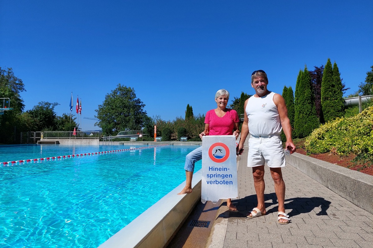 Ein Mittwochvormittag in den Sommerferien: Kristallklares Wasser und viel Platz im Schwimmbad Hettlingen. Für die Sicherheit und die richtigen Werte sorgt Badmeister Peter Senn. Zum Team gehörte bis 2021 auch seine Frau Elsbeth.