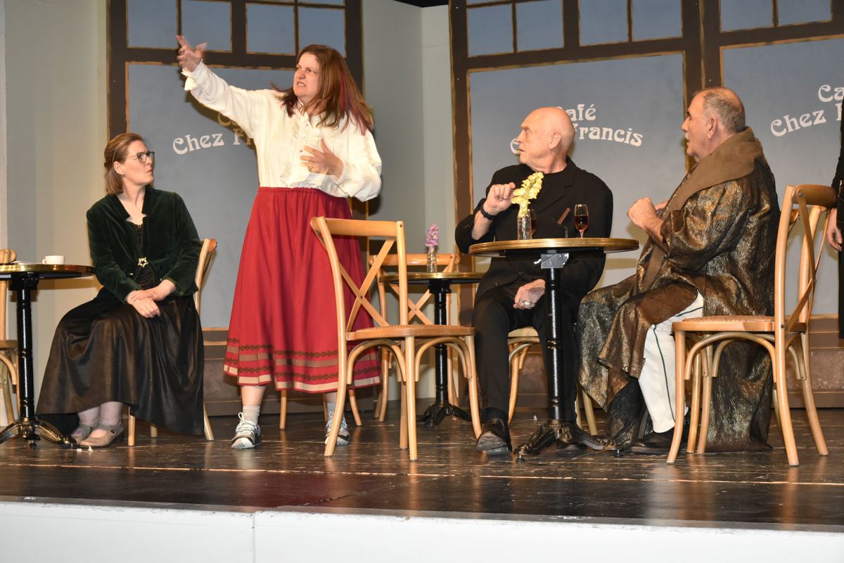 Elisabeth Schlegel (stehend) als Lucienne und Yvonne Ryser als Claire spielen als Hörbeeinträchtigte mit Gebärdensprache im aktuellen Stück der Weinlandbühne mit normal Hörenden. Am Tisch sitzen Peter Schöni (links) als Präsident und Leo Todt als Baron.