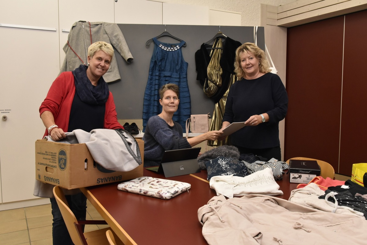 Die Organisatorinnen Nicole Karrer, Michaela Wanner und Marianne Gsell (von links) bereiten alles für die Secondhandbörse vor. Im Bild fehlt Barbara Edelmann. 