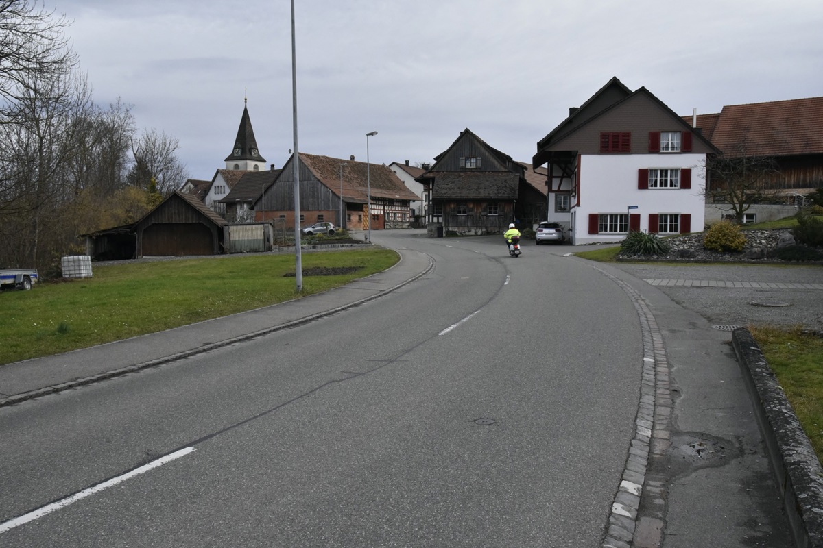 Die Dorfstrasse ist kurvenreich und stellenweise unübersichtlich.