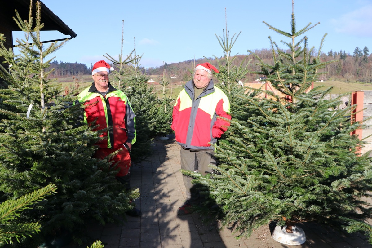 Martin Nägeli (r.) und sein langjähriger Helfer in der Vorweihnachtszeit