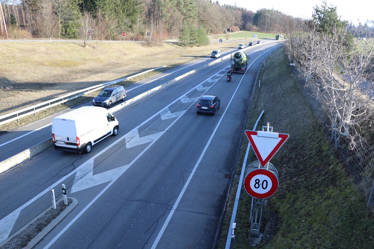 Der Mann fuhr bei Henggart von links auf der A4 kommend über die Sperrfläche