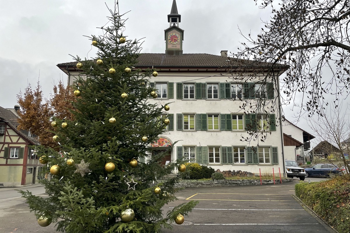Der Weihnachtsbaum vor dem Gemeindehaus wurde jedes zweite Jahr – im Wechsel mit den Adventsfenstern – von den Bürgern geschmückt
