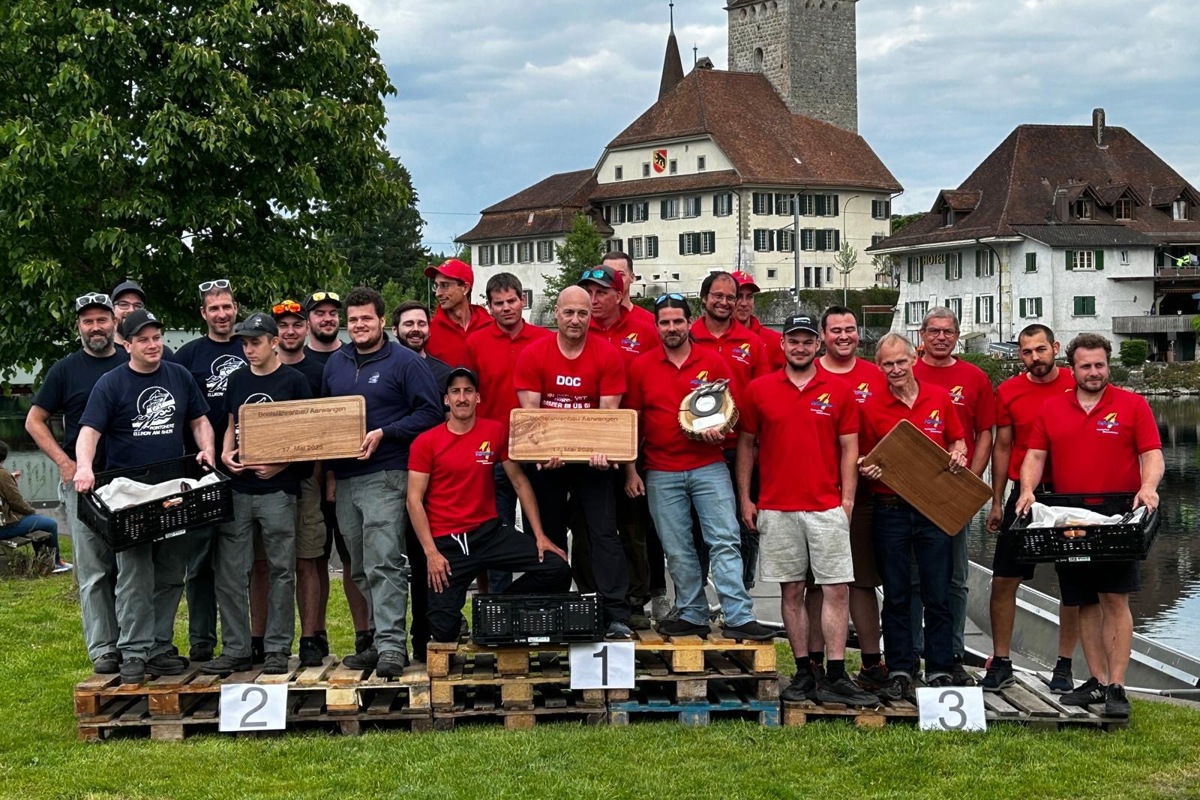 Die Pontoniere Ellikon (blau) belegten im Bootsfährenbau-Wettkampf in Aarwangen den starken zweiten Rang – vor und hinter Gruppen aus Diessenhofen (rot).