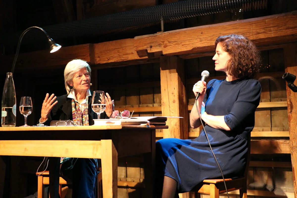 Elisabeth Binder (links) und Christine Loetscher im Gespräch. Elisabeth Binder (links) und Christine Loetscher im Gespräch.