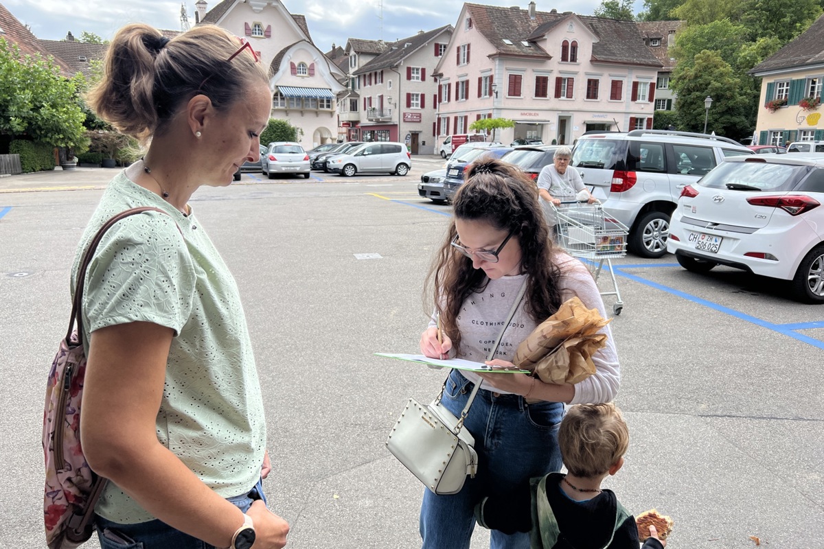 Auch jüngere Leute nutzen den einzigen SBB-Schalter im Bezirk. Sonja Baumann (l.) setzt sich für dessen Erhalt ein.