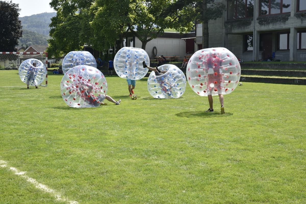 Spass für Teilnehmende und Zuschauer: die Bubble-Soccer-Challenge in Rüdlingen.