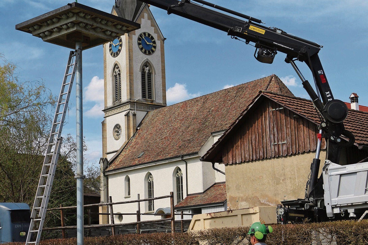 Mit einem Hebekran wurde das Mehlschwalbenhaus an seinen neuen Standort versetzt. Nun thront es über der Benkemer Fussballwiese.