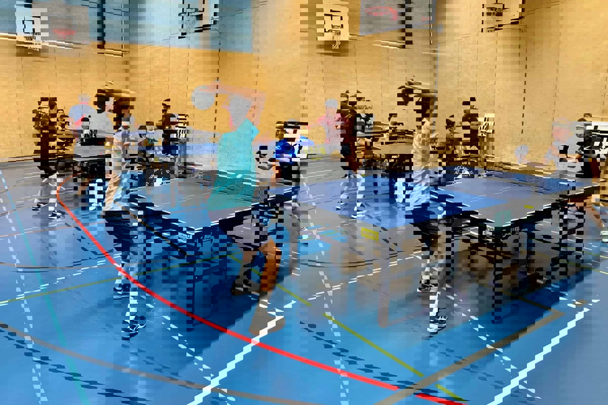 Der Schweizer Schulsporttag umfasst elf Disziplinen, darunter Tischtennis.
