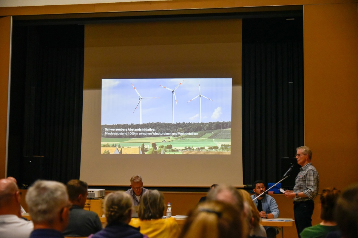 Die Fotomontage von Windkraftanlagen auf dem Schwerzenberg (Bergbuck) zeige nicht einmal die volle Höhe der Anlagen, sagte Initiant Heinrich Kindhauser (rechts am Mikrofon).