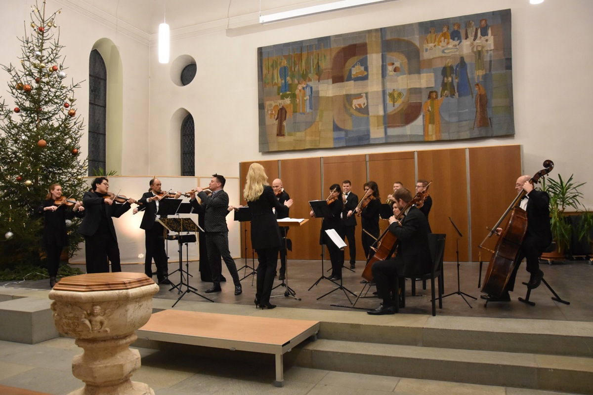 Das Swiss Orchestra unter der Leitung von Lena-Lisa Wüstendörfer und Maurice Steger in vollendeter Harmonie. Das Konzert in Andelfingen wurde auf SRF2 Kultur angekündigt, die Aufführungen in Zermatt und Zürich seien ausverkauft.