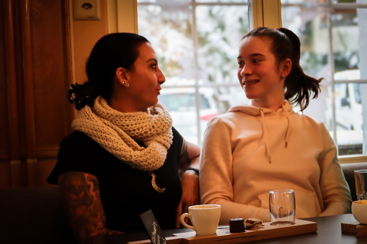 Melanie Bürkli (links) ist Servicechefin im Café «Gans gmüetli». Mit dem Gastgewerbe ist sie eng verwoben