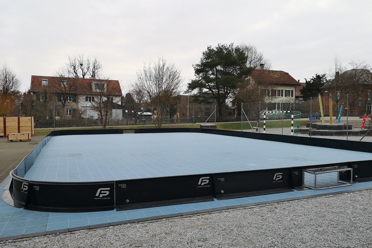 Vier Wochen lang steht das Street-Floorball-Feld auf dem Pausenplatz der Primarschule Andelfingen und der Öffentlichkeit zur Verfügung.  Stöcke und Bälle sind in der flachen Holzbox links neben dem Feld vorhanden.